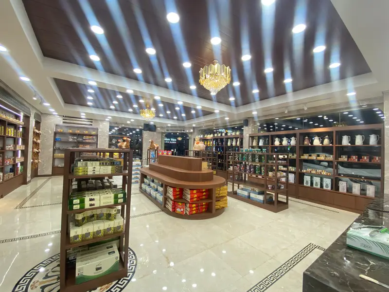 Interior toko Jami Furooshgah: rak kurma, coklat dan teko Arab